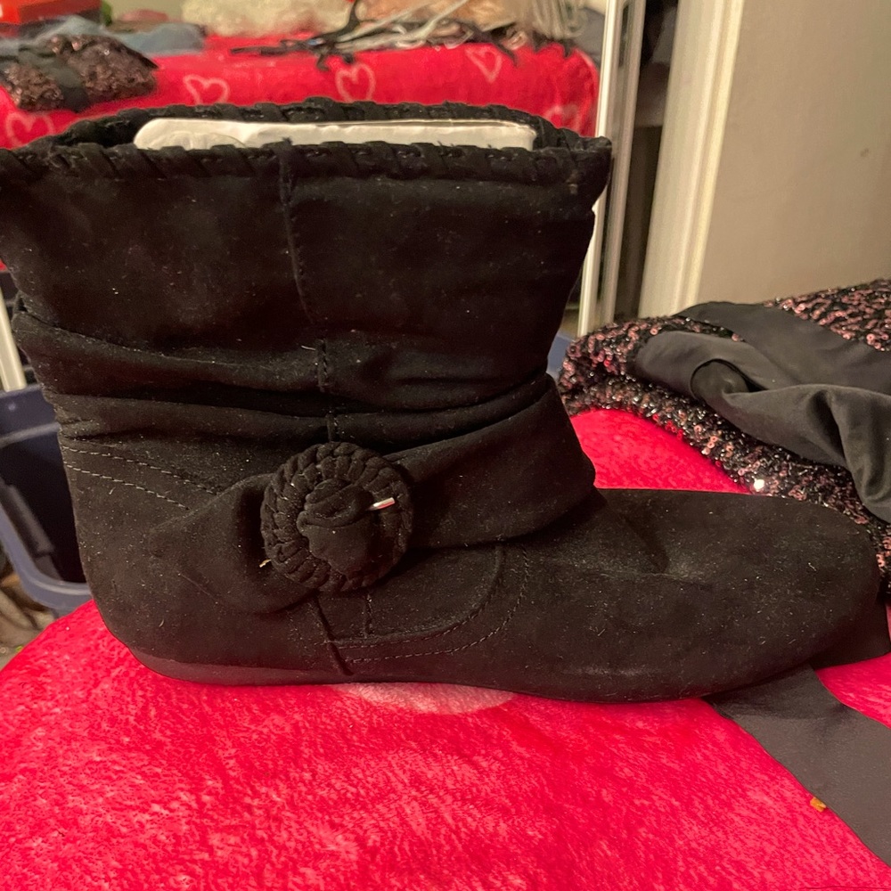 Short black boots